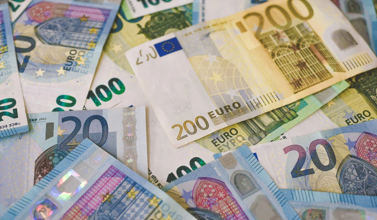 Euro Anchored at $1.08 as U.S. Dollar’s Downward Trend Persists Euro Anchored at $1.08 as U.S. Dollar's Downward Trend Persists