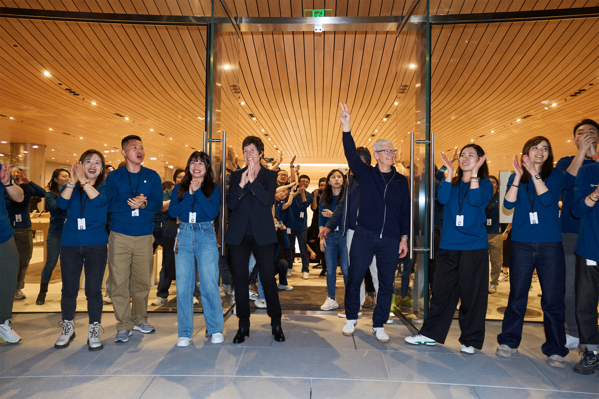 What are the highlights of Apple CEO Cook's China trip from Shanghai to Beijing？