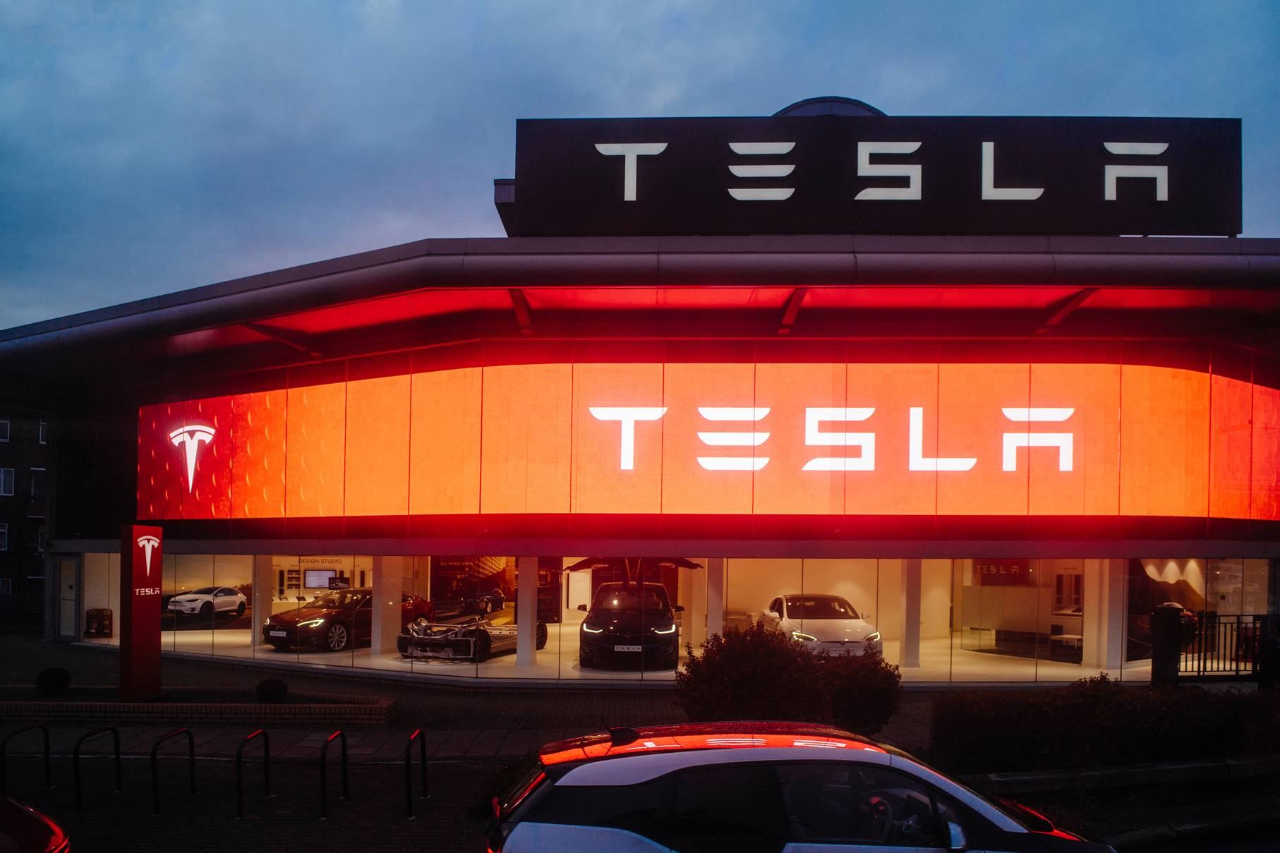 Tesla re-hires some super charging members