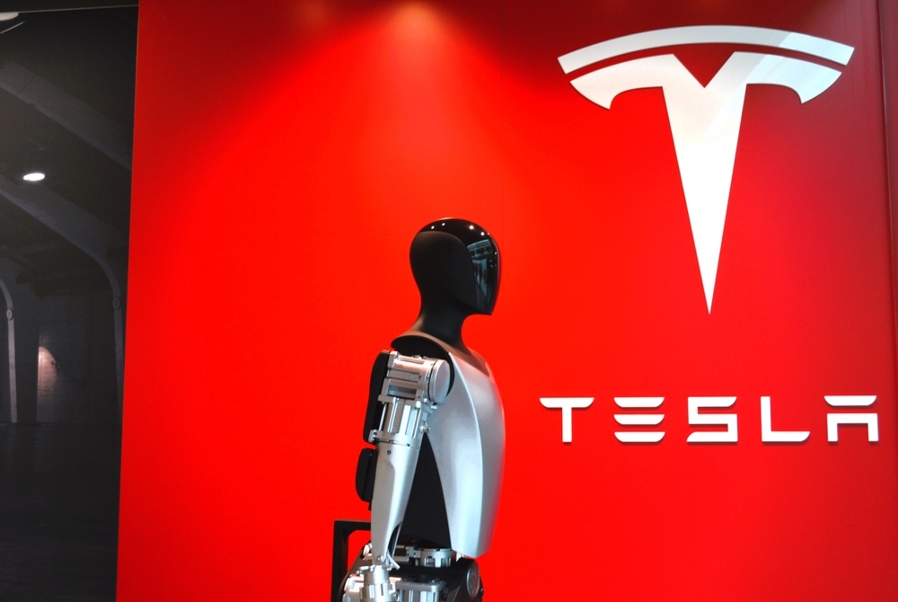 特斯拉机器人Optimus有望明年投产！带动股价大涨5%