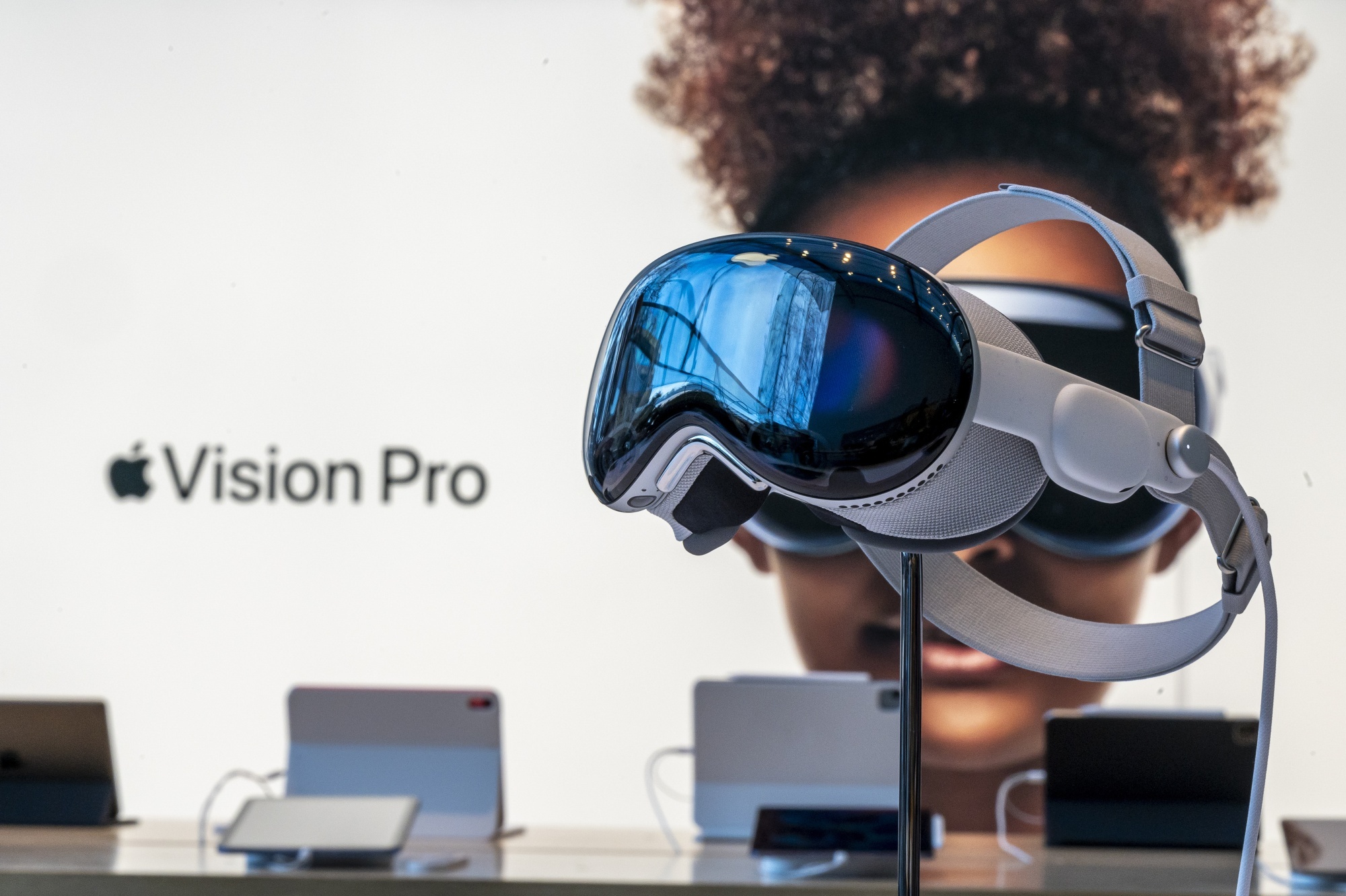 Apple Vision Pro faces sales slowdown due to low consumer price expectations