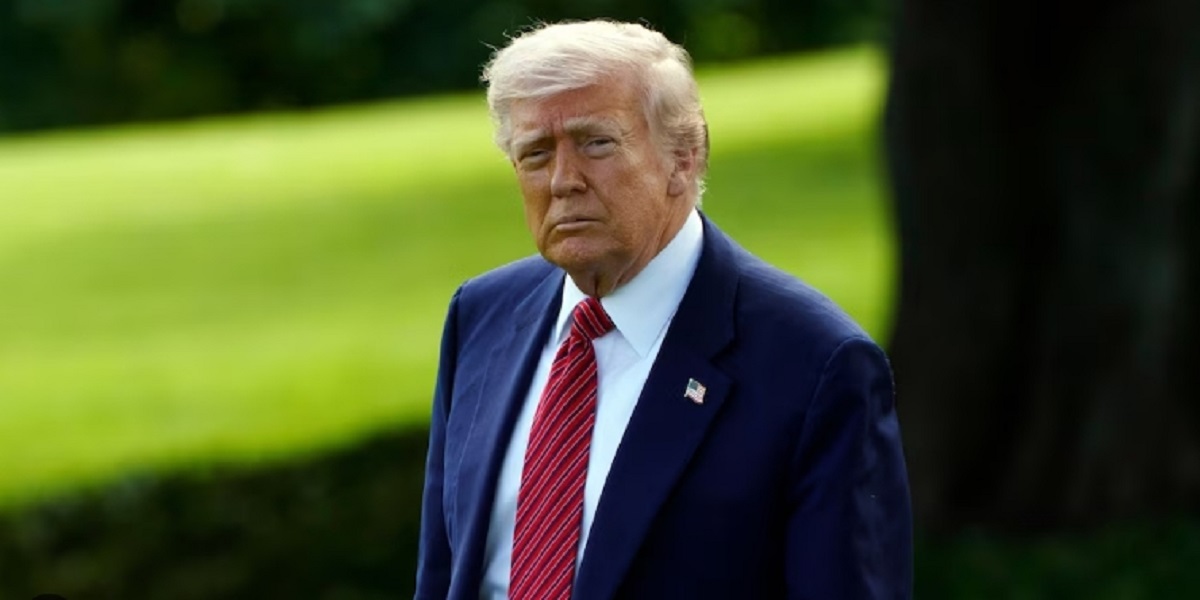 ビデオ ： トランプ大統領は大統領執務室で軍隊の配備を擁護し、反乱法に注意をシグナル

