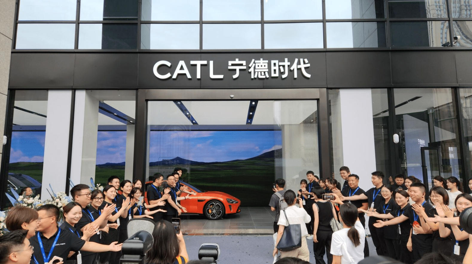 Ningde era's first electric vehicle experience center opens to showcase nearly 100 models