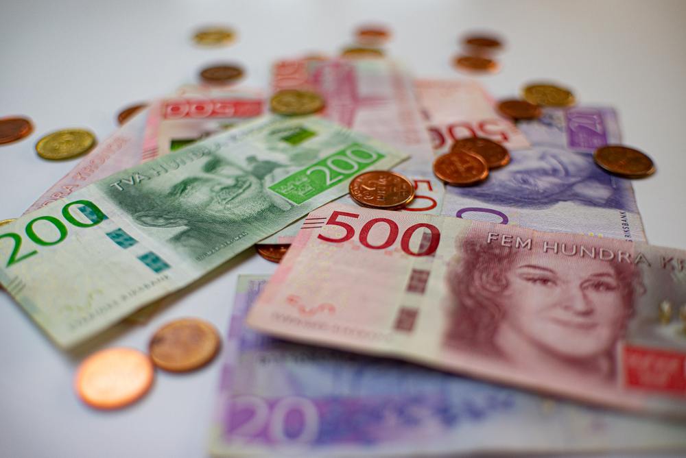 USD/SEK hovers above 2-week low, eyes on Fed, Riksbank