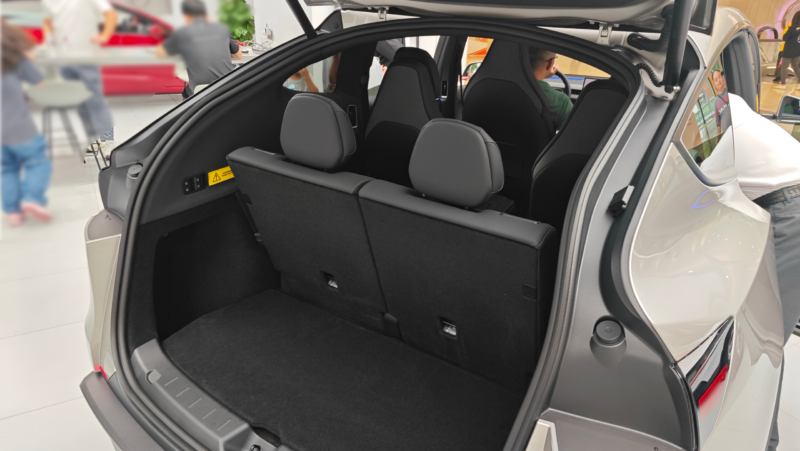 特斯拉Model Y L六座车登陆中国各地，当地汽车媒体认为其第三排体验糟糕&quot;