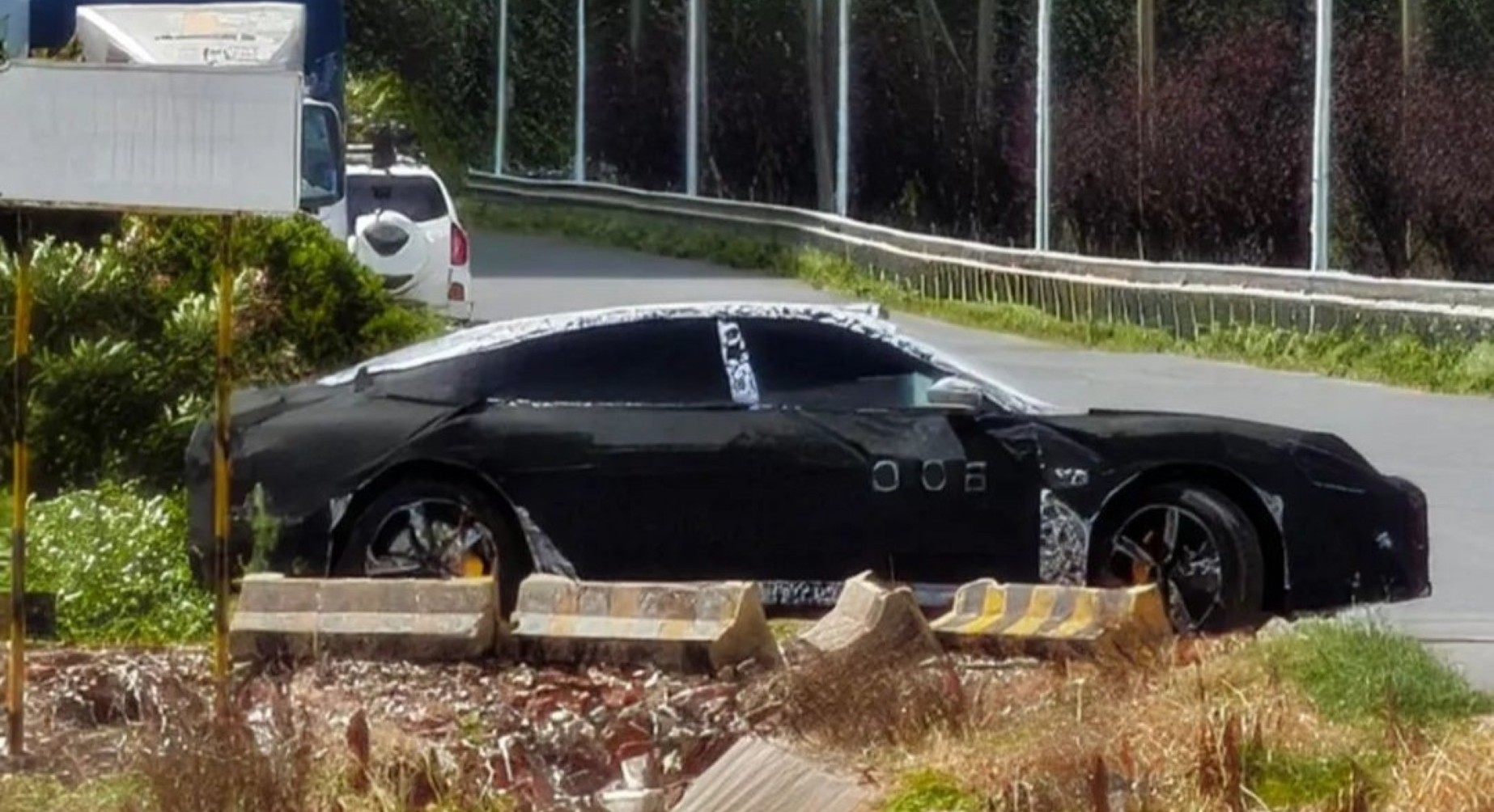 Xiaomi SU7 L prototype spotted in road tests, hints at long-wheelbase executive EV