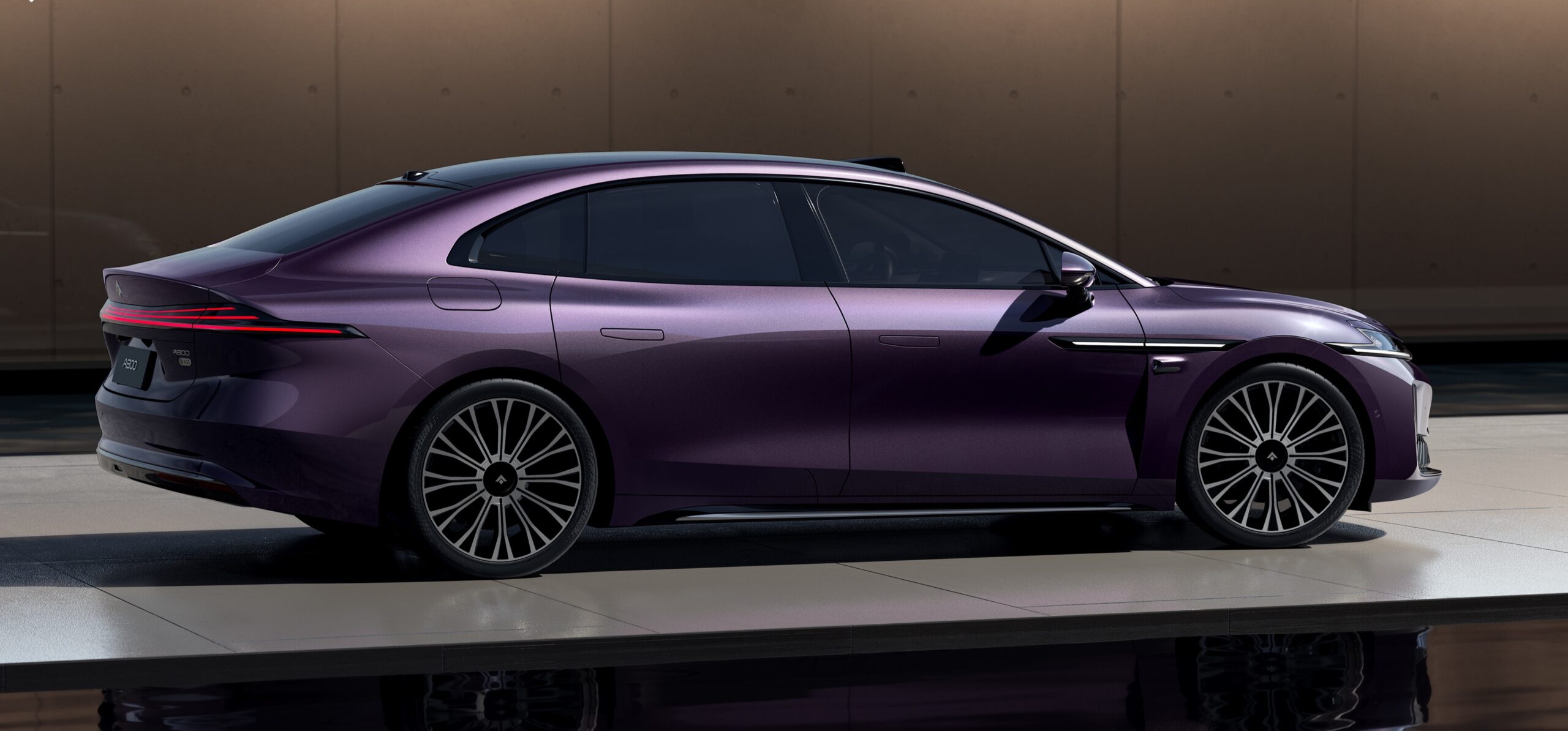 GAC’s 5.3-meter Hyptec A800 EREV with 6-meter light strip and Huawei techs unveiled