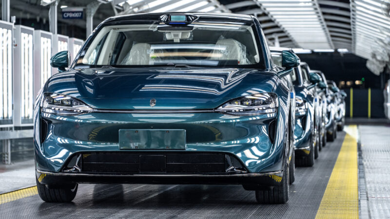 Chery のアップデート Luxeed R 7 SUV が中国で生産ラインを展開