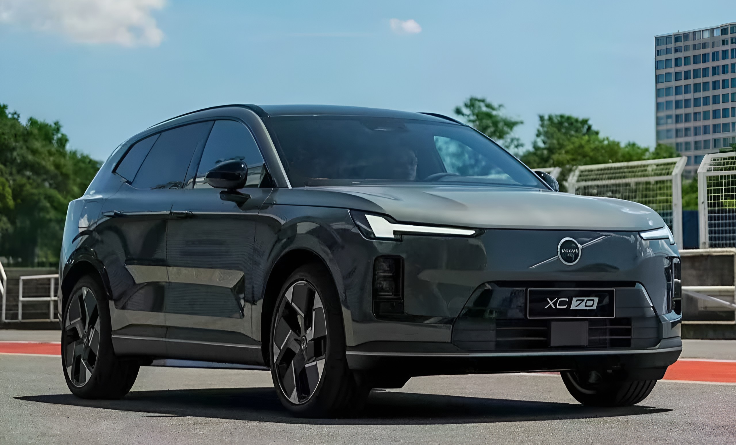 沃尔沃XC70 PHEV SUV正式在中国上市，限时优惠37，100美元起