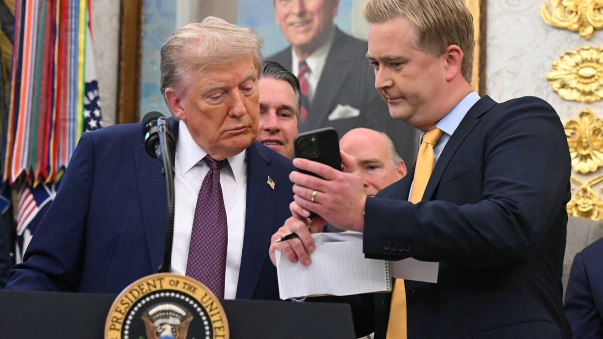 トランプBlames AI for Weird Video of Stuff Being Tossed Outホワイトハウスウィンドウ