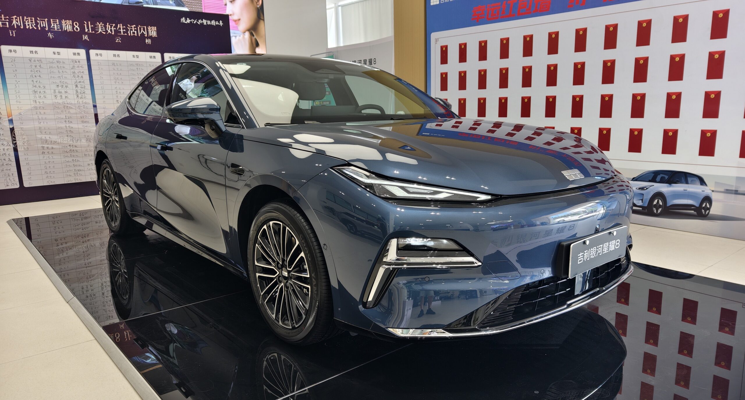 日曜チャイナドライブ|Geely Galaxy Starshine 8 PHEV ： おなじみのある E 8 ルックがハイブリッド効率と拡張レンジを満たす