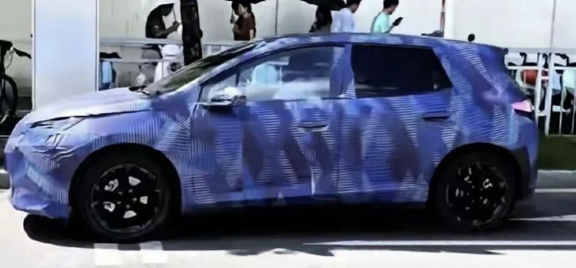 スパイショットは、より長い範囲と後輪駆動の噂を持つ 2026 BYD イルカを明らかに