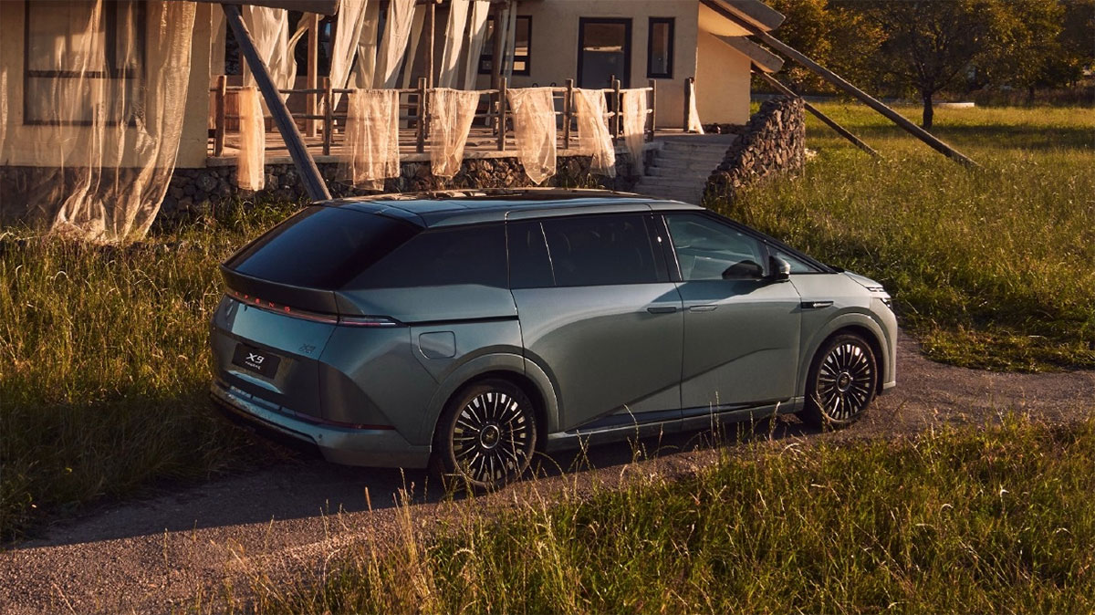 Xpeng X 9 EREV は、 63.3 kWh のバッテリーと 60 リットルの燃料タンクで 1，602 km の航続距離を提供します