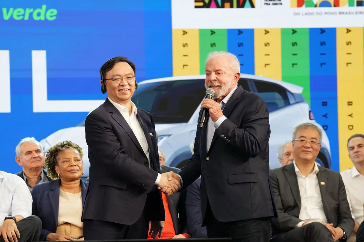 比亚迪第1400万辆新能源汽车在巴西工厂下线，交付给卢拉总统