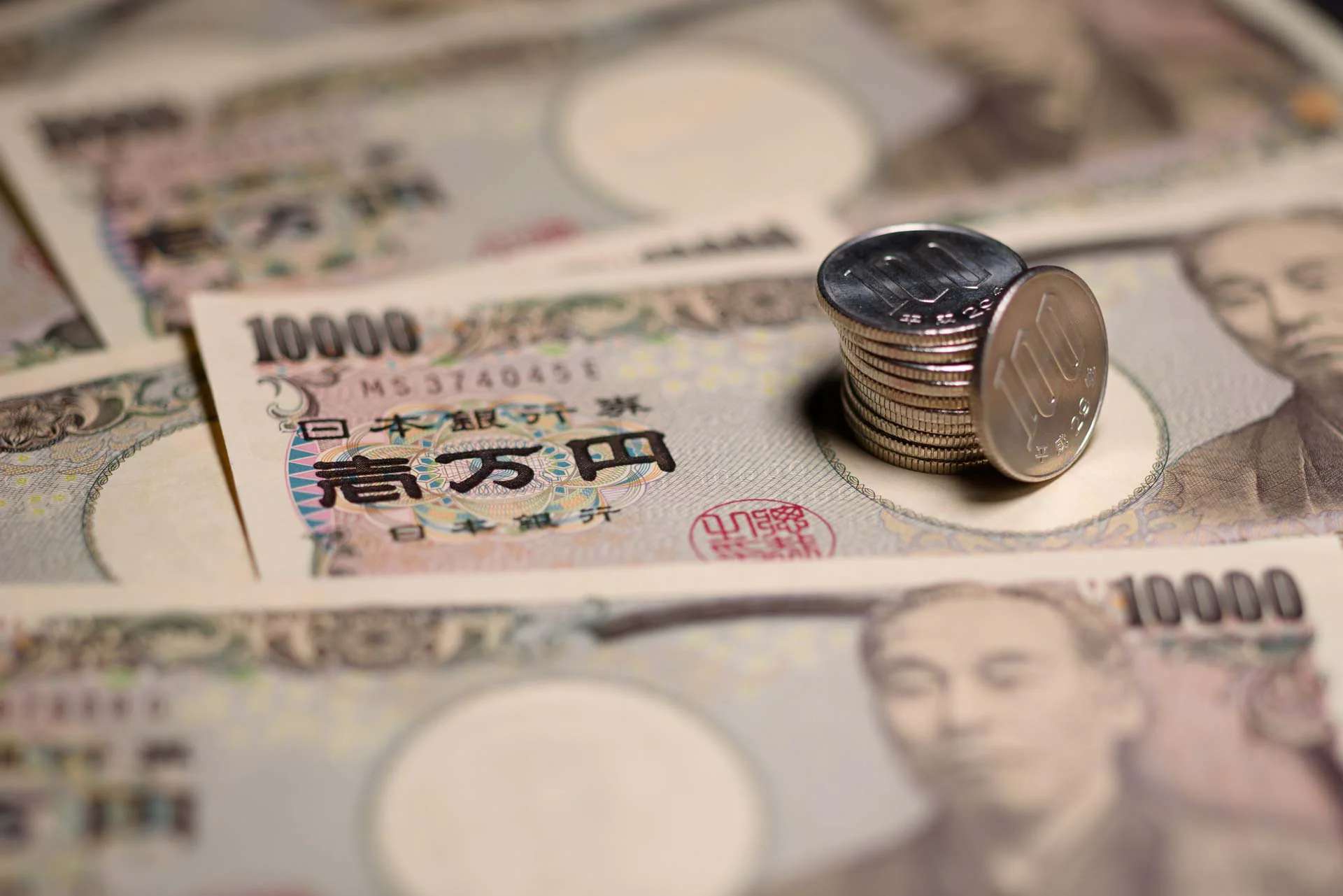 BoJ Chief Cautious on Rate Hike, Officials Urge Gradual Increase
