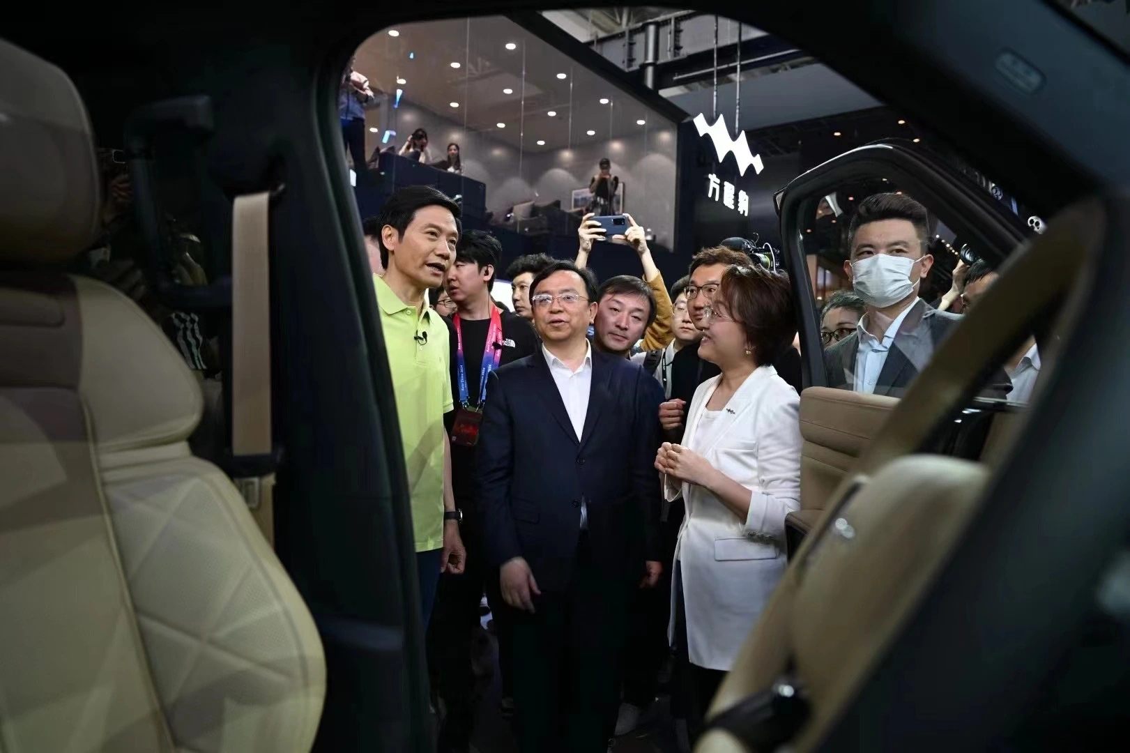 Emotionally Intelligent! Lei Jun Makes a Surprise Appearance at the Beijing Auto Show: A Dream Collaboration with Wang Chuanfu, Praises the BYD Yuan Plus as "A Must-Have Hit"