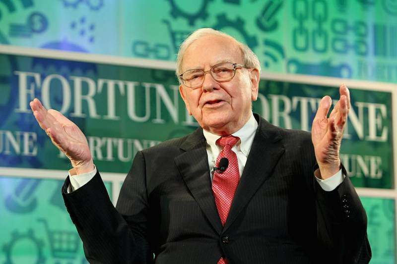 Buffett Sells Nearly Half of Apple Shares, Buys Beauty and Defense Stocks in Q2