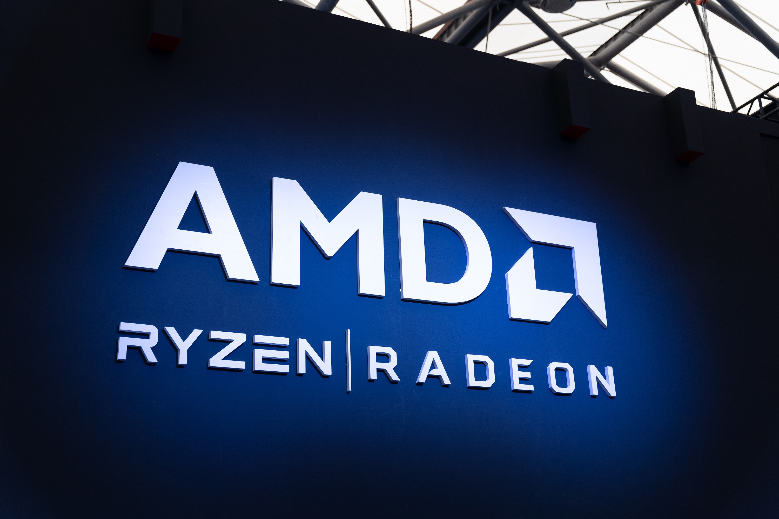 AMD新款芯片迎战英伟达 股价反而下滑