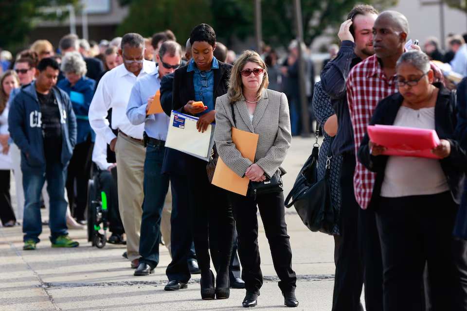 The number of people applying for unemployment benefits in the United States hits a three-year high, and the labor market cools down?