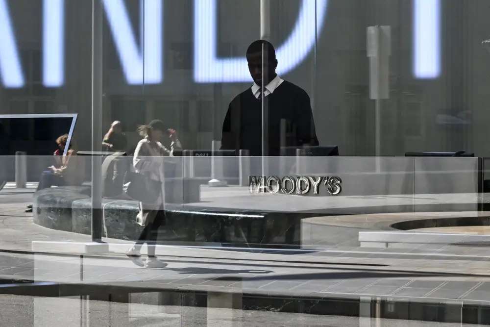 穆迪下调评级之际 美国散户们正“跑步进场”   
