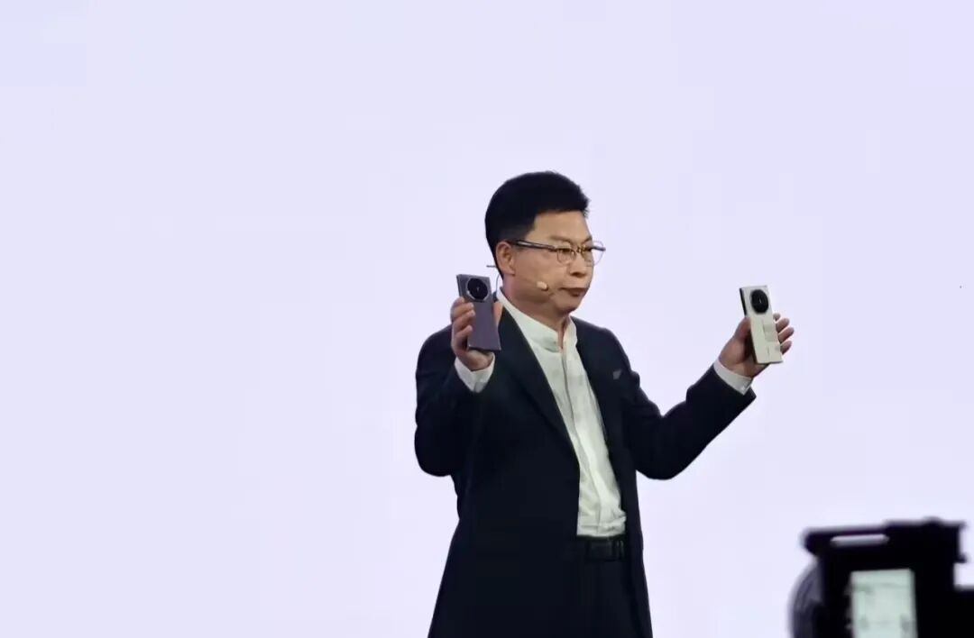 华为三折叠再进化：17999元起，麒麟回归！